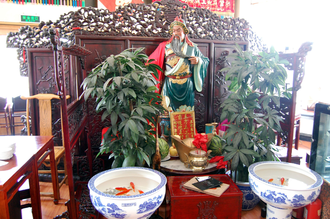 Altar to Guandi in a restaurant of Beijing Altar to Guandi in a restaurant of Beijing.png