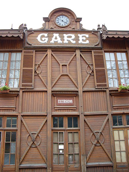 File:Ancienne gare ferroviaire de Cauterets.JPG