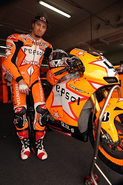 File:Andrea Dovizioso 2011 Aragón 2.jpg