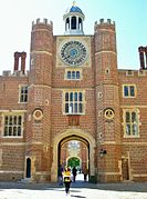 Anne Boleyn Gate ja kellotorni Hampton Courtissa.