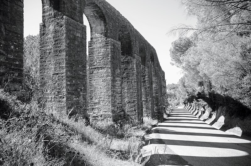 File:Aqueduto do Convento de Cristo, Tomar 07.jpg