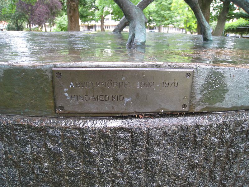 File:Arvid Knöppel, Hind med kid, Stadshusparken, Arvika, 2016c.jpg