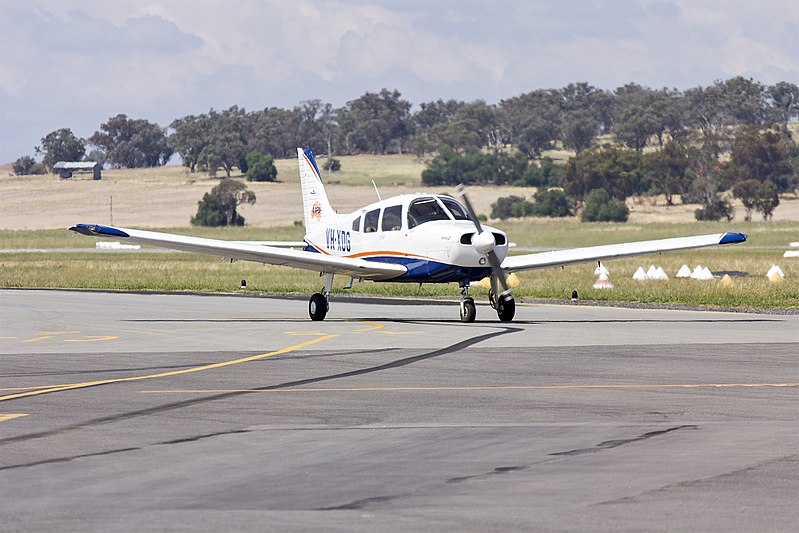 File:Australian Airline Pilot Academy (VH-XDG) Piper PA-28-161 Cherokee Warrior II taxiing at Wagga Wagga Airport.jpg