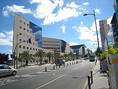 Avenida Tres de Mayo con el túnel Tres de Mayo al fondo. A la derecha el Rascacielos de la avenida Tres de Mayo y en primer plano a la izquierda el Palacio de Justicia de Santa Cruz de Tenerife.