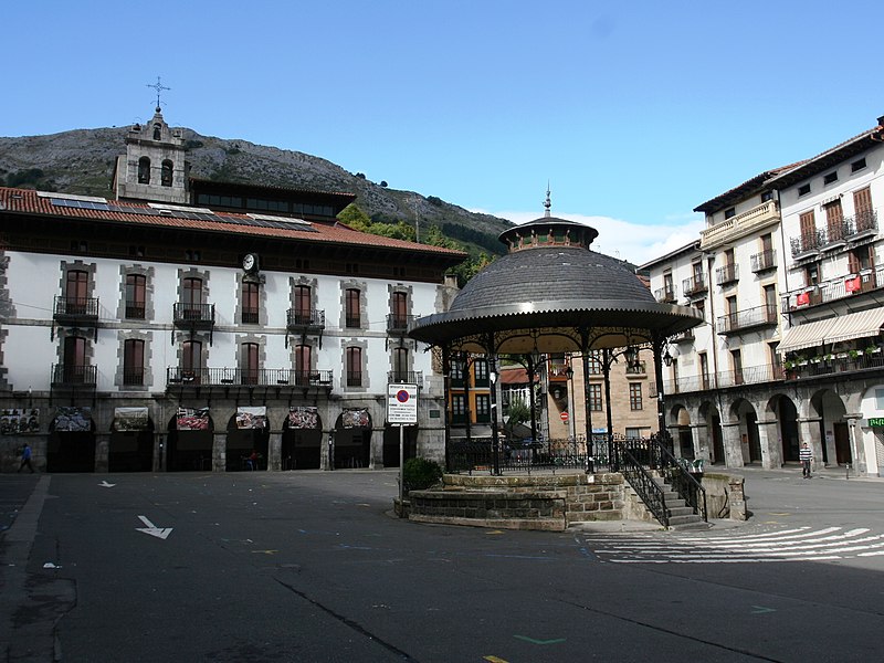 File:Azpeitia Plaza Nagusia.JPG