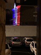 Bâtiment de la caserne Guillaudot illuminée du drapeau tricolore.