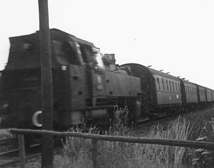 Passenger train with class 86 steam locomotive at Coburg, Kalenderweg level crossing in 1958 Bahn Coburg-Neustadt 1958.jpg