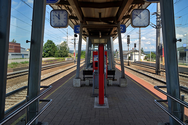 File:Bahnhof Haiding Bahnsteig 2 3.JPG