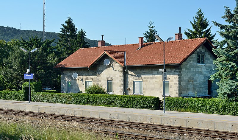 File:Bahnhof Woellersdorf Nebengebaeude DSC 2050w.jpg