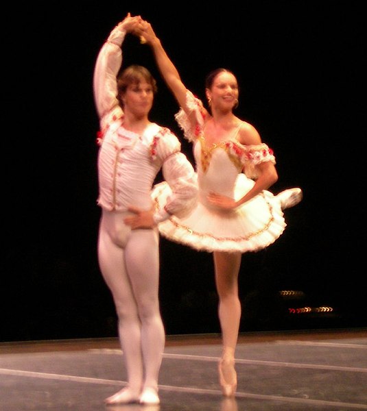 File:Ballet Nacional de Cuba pas de deux.jpg