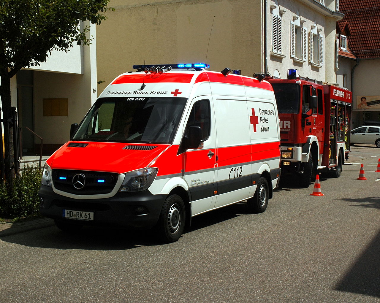 File:Mercedes-Benz Rotes Kreuz.JPG - Wikimedia Commons