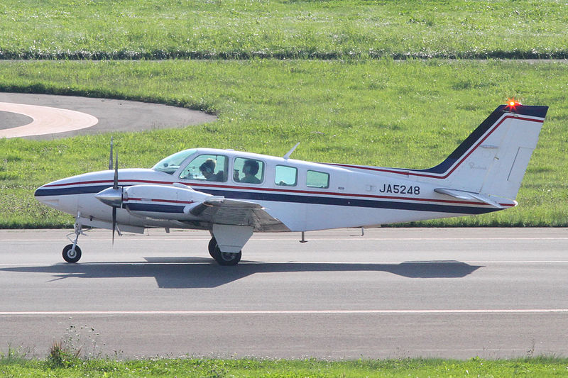 File:Beechcraft Baron B-58(JA5248) (4911958225).jpg