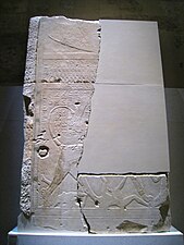 Relief z dostopne poti, na kateri je Sahure upodobljen kot sfinga