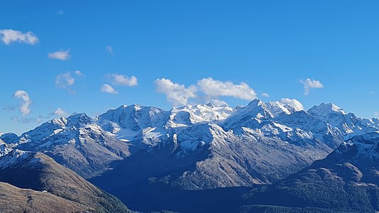 Von der Crasta Mora aus gut ersichtlich: die Berninagruppe (für Annotationen der einzelnen Berge aufs Bild klicken)