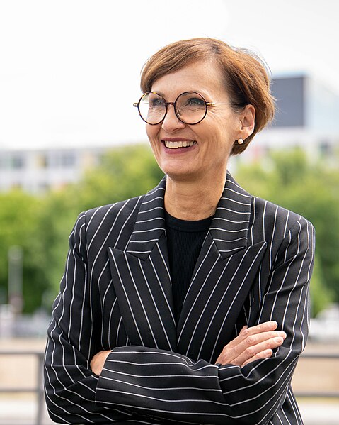 File:Bettina Stark-Watzinger (2023).jpg