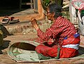Bhaktapur-Menschen-02-alte Frau raucht-2007-gje.jpg