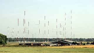 Curtain array class of large multielement directional wire radio transmitting antennas