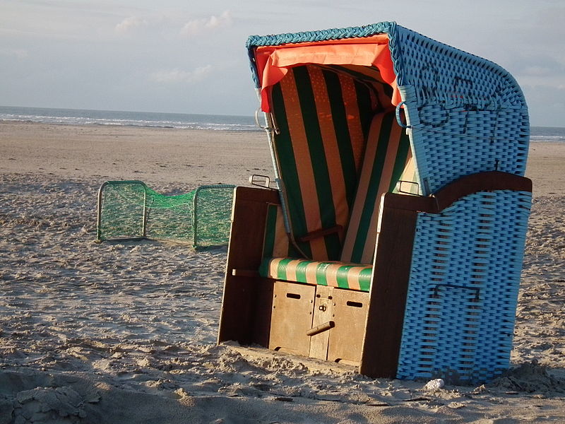 File:Blauer Strandkorb bei Sonnenuntergang.JPG