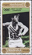 Olympiasieger Bob Mathias auf einer Briefmarke des Emirats Adschman aus dem Jahr 1971