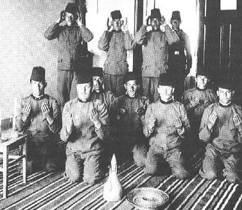 Soldats bosnians musulmans a les files de l'exèrcit austrohongarès. L'heterogeneïtat de l'exèrcit dels Habsburg va ser un dels factors de la seva debilitat