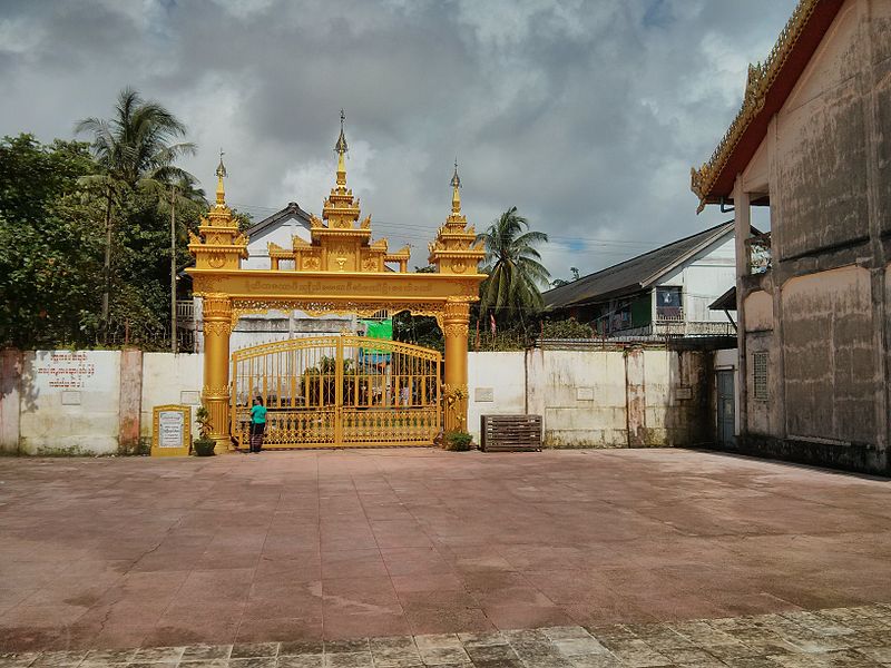 File:Botahtaung Pagoda Yangon 2013 West Gate.jpg