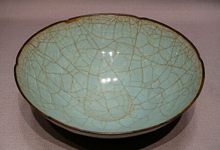 Tập_tin:Bowl_with_foliate_rim,_Guan_ware,_China,_Southern_Song_dynasty,_1100s-1200s_AD,_ceramic,_celadon_glaze_-_Tokyo_National_Museum_-_Tokyo,_Japan_-_DSC08368.jpg