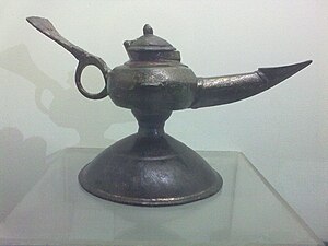 Lámpara de bronce de siglo XI.