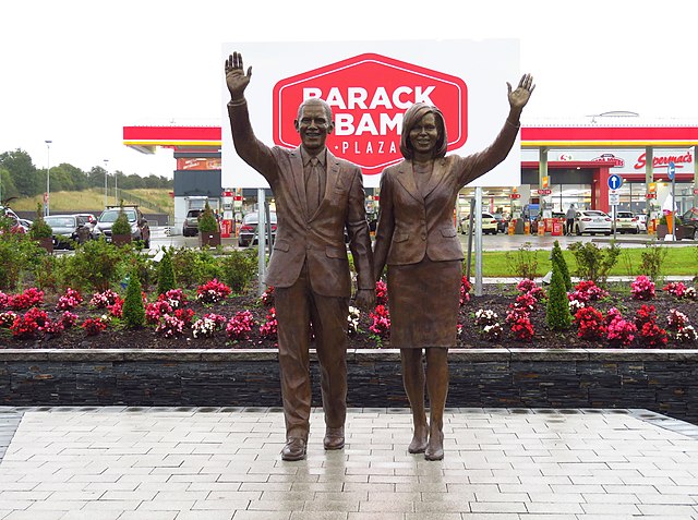 Image: Bronze sculpture of Barack and Michelle Obama at Barack Obama Plaza   1