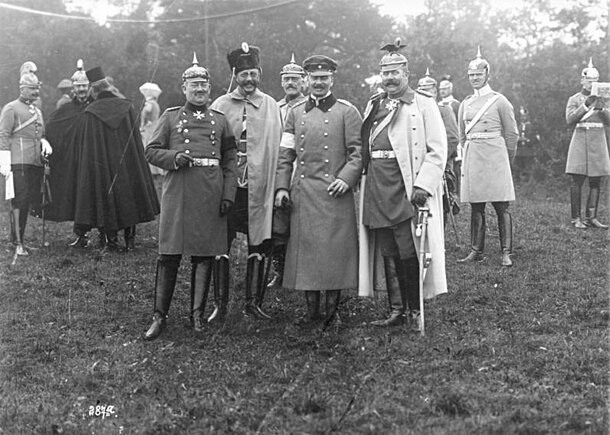 一番左がヴィルヘルム。エスターライヒ大公フランツ・ザルヴァトール、メクレンブルク＝シュヴェリーン大公フリードリヒ・フランツ4世、エスターライヒ＝エステ大公フランツ・フェルディナントと（1909年）