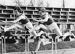 Die Olympiazweite von 1956 Gisela Birkemeyer (rechts), frühere Gisela Köhler, gewann die Bronzemedaille