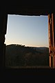 Blick aus einem Fenster im Zwischengeschoss. Von der Burg hat man einen guten Ausblick über den südlichen Pfälzer Wald und das Dahner Felsenland.