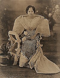 File:Mujer filipina by Lorenzo de la Rocha Icaza - MBACO.jpg - Wikipedia