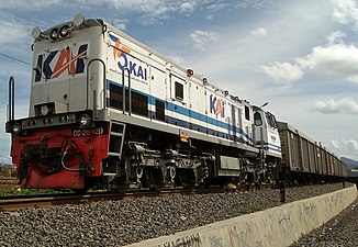 KA Pulp PT. TEL dengan CC 204 10 03 yang sudah berlogo baru sedang berhenti di Stasiun Tanjung Karang.