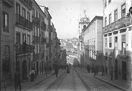 La Calçada do Combro, una delle vie di accesso al Bairro Alto, in una foto dei primi del Novecento di Charles Chusseau-Flaviens