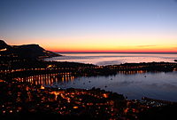 Vue vers l'est depuis le Fort du Mont Alban. La baie de Villefranche et le Cap Ferrat et au loin Monaco.