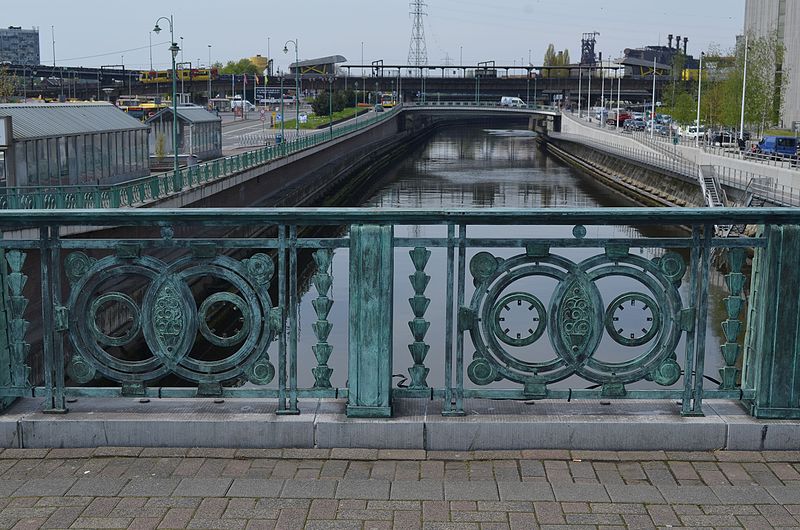 File:Charleroi - pont roi Baudouin - 03 - garde corps Art déco.jpg