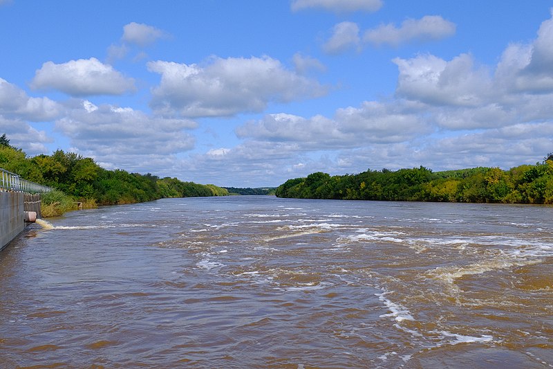 File:Cheptsa River in Glazov-4.jpg