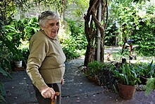 Clara Paulina Atelman de Fink en el patio de su casa en 2019 - Pablo Russo.jpg