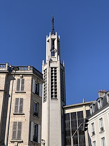 Clocher de l'église Sainte-Agnès vu depuis l'avenue du Général Leclerc.