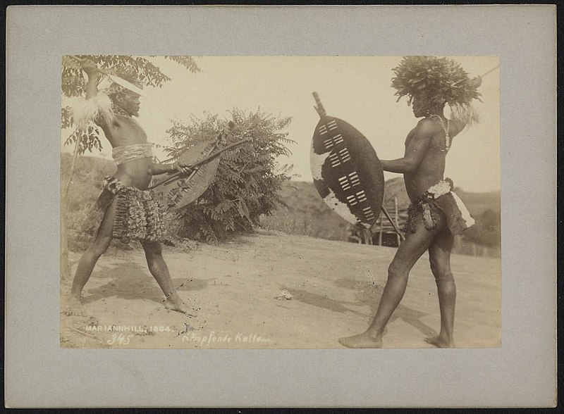 File:Collectie NMvWereldculturen, RV-A15-10, foto- Twee strijdende krijgers met speer en schild, fotograaf- Trappisten Missie Mariannhill, 1894.jpg