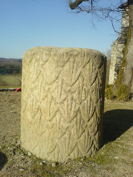 File:Colonne gallo-romaine de Saint-Martial-le-Mont.JPG