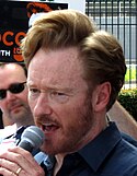 Conan O'Brien hovoří na TBS rally crop.jpg