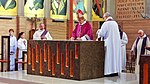 Michel Aupetit déposant la relique de saint Jacques dans l'autel.