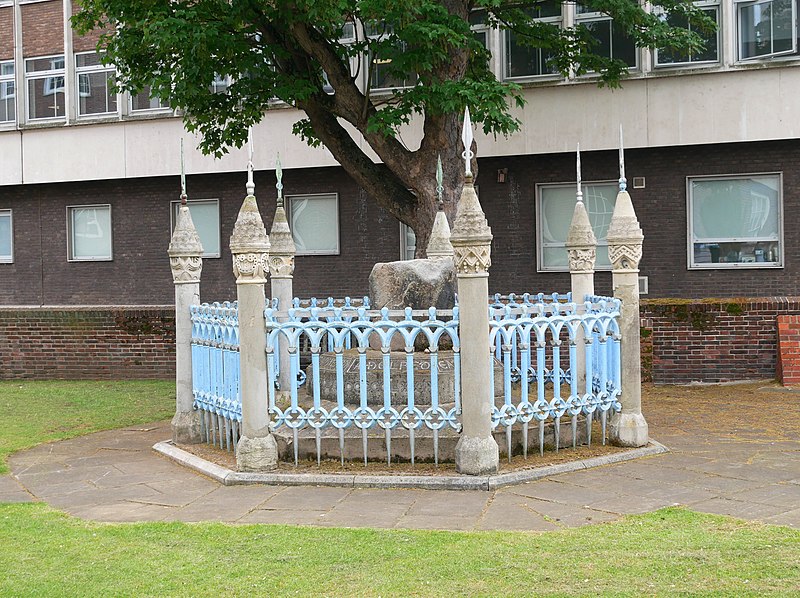 File:Coronation Stone with Encircling Railings in Kingston upon Thames (01).jpg