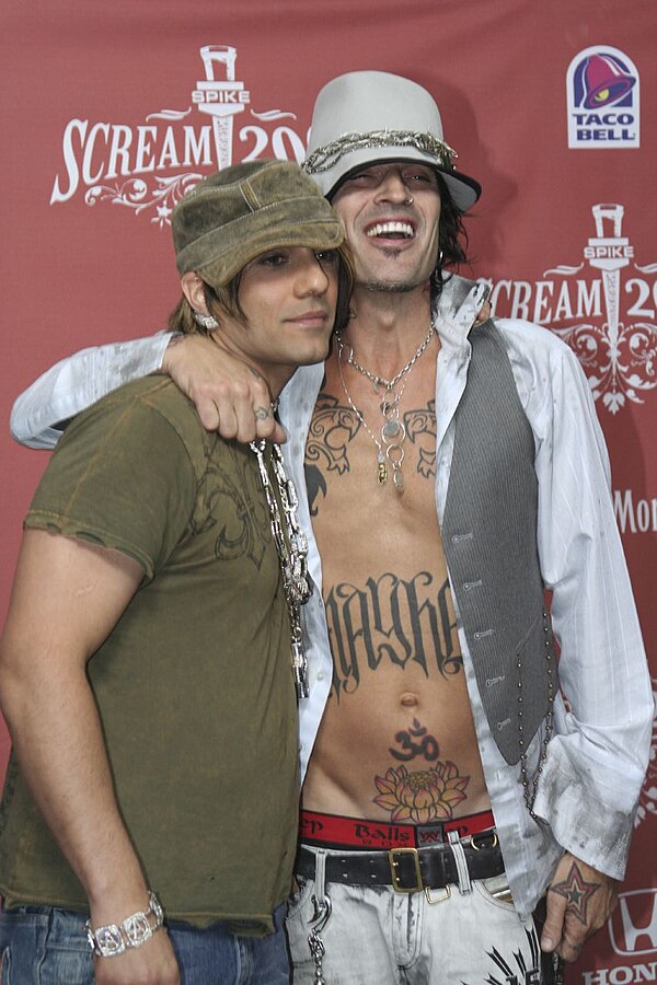 Lee (right) with illusionist Criss Angel at the 2007 Scream Awards