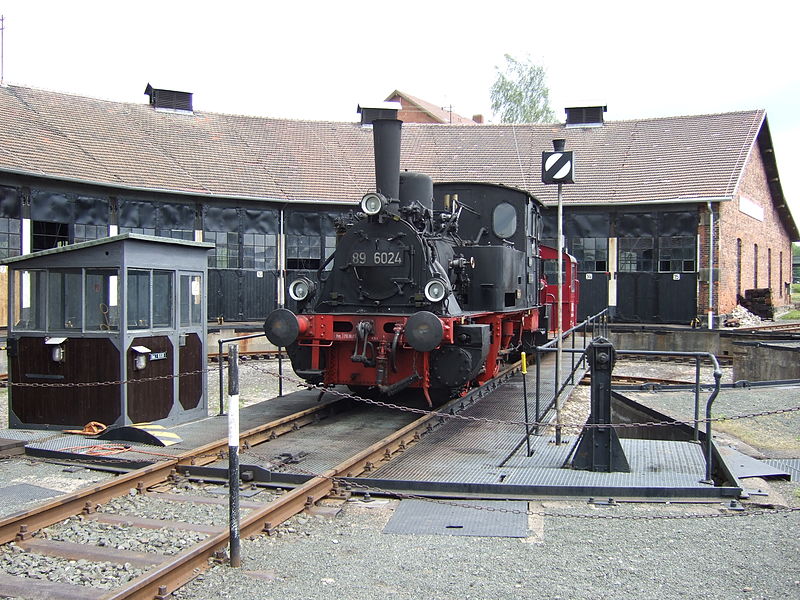 Das Deutsche Dampflokomotiv-Museum (DDM) 800px-DDM_89_6024_auf_der_Drehscheibe