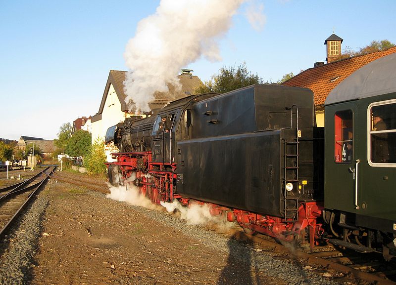 File:Dampflok 23042 Ausfahrt Bhf FKB 20101024a.jpg