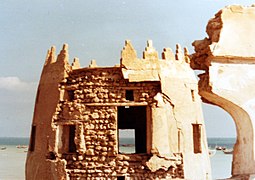 برج قلعة دارين بعد انهيار طبقته الجصية.