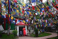 پرچمهای رنگی در اطراف معبد بودایی. مردم معتقدند این پرچم‌ها ارواح پلید را دفع می‌کنند