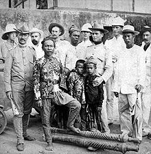 Datu Piang (fourth from left) with American officers, 1899